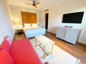 sala de estar con cama y TV de pantalla plana en Radisson Blu Resort Kumbhalgarh, en Kumbhalgarh
