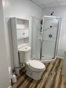 een witte badkamer met een toilet en een douche bij windrock ridge - Ethan in Oak Ridge