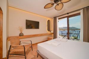 1 dormitorio con 1 cama y balcón en Naxos Beach Hotel en Marmaris