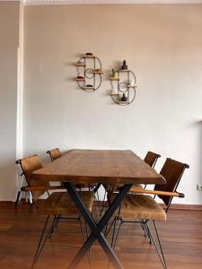 mesa de comedor con sillas y lámpara de araña en Cosy Home with Bosphorus View, 2BR, en Estambul
