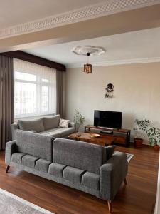 sala de estar con sofá y TV en Cosy Home with Bosphorus View, 2BR, en Estambul