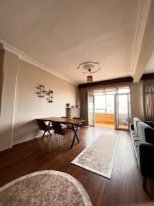 sala de estar con mesa y sofá en Cosy Home with Bosphorus View, 2BR, en Estambul