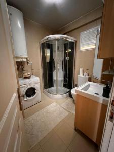 y baño con ducha, aseo y lavamanos. en Cosy Home with Bosphorus View, 2BR, en Estambul