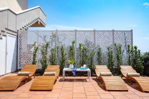 eine Terrasse mit Stühlen, einem Tisch und einem Zaun in der Unterkunft [Mare privato] Villa Casamare in Acireale