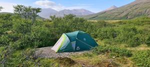 une tente assise sur le côté d'un champ dans l'établissement Stafafell Nature Park Camping, à Stafafell