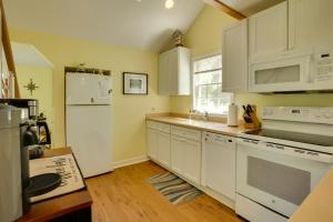 Gallery image of Family-Friendly Cottage, Walk to the Beach! in Kennedyville +30 photos