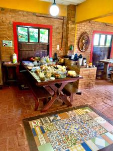 康塞桑依荻波卡的住宿－Pousada e Café Tangará，厨房配有餐桌和食物