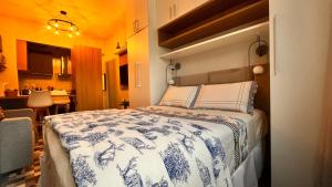 Een bed of bedden in een kamer bij Vista para o Cristo no coração de Copacabana
