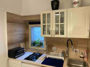 O bucătărie sau chicinetă la Cozy flat by the sea in the Old Town +30 fotografii