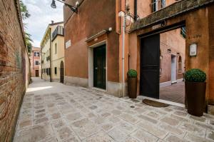Une ruelle dans une vieille ville avec des bâtiments dans l'établissement Cannaregio II Apartments, à Venise