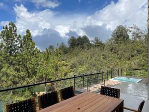 desde la terraza de una casa con piscina en Aqua Guatapé - Lakeside Luxury Villa, en Guatapé