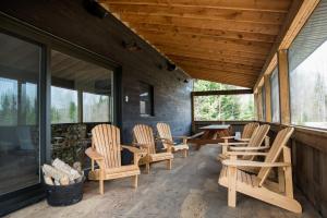un grupo de sillas en el porche de una cabaña en Private Country Retreat on 80 acres 