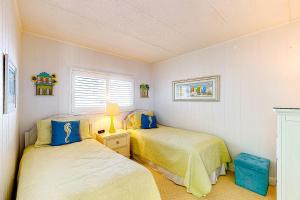 1 dormitorio con 2 camas y ventana en Boca Grande 101, en Ocean City