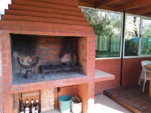 una chimenea de ladrillo al aire libre con botellas de cerveza. en Casa MERLITO - PISCINA DE USO EXCLUSIVO - HERMOSAS VISTAS A LAS SIERRAS -VILLA DE MERLO - SAN LUIS en Merlo