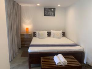 Una cama o camas en una habitación de Web of Life Resort Wasgamuwa