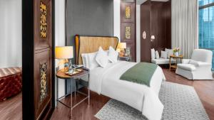廣州的住宿－广州文华东方酒店，一间带白色大床的卧室和一间客厅