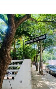 un cartello stradale in un parco con una panchina di Cabañas Don Rafa Santa Marta a Santa Marta