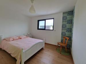 A bed or beds in a room at Comfortable holiday villa in a quiet location in Bénodet