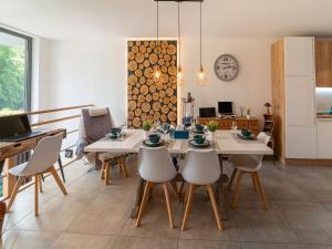 Magnificent holiday home for 6 adults in Xhoffraix 레스토랑 또는 맛집