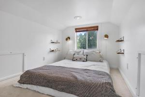 una camera bianca con un grande letto con finestra di Studio 410 ad Alpine