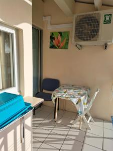 Foto dalla galleria di STUDIO FONCTIONNEL dans HOTEL CARAYOU SPA PISCINES a Les Trois-Îlets
