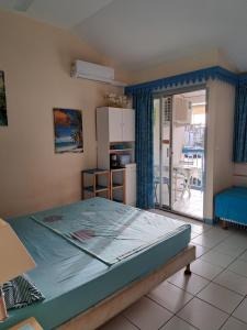 Letto o letti in una camera di STUDIO FONCTIONNEL dans HOTEL CARAYOU SPA PISCINES