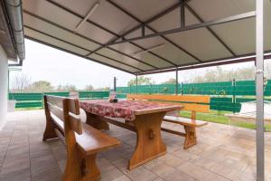 een tafel en twee banken op een patio bij Holiday home in Rovinj - Istrien 44542 in Rovinj