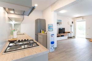 een keuken met een fornuis en een aanrecht bij Holiday home in Rovinj - Istrien 44542 in Rovinj