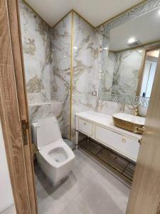een badkamer met een wit toilet en een wastafel bij Copacabana jomtien condominium in Jomtien Beach