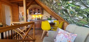uma cozinha com cadeiras amarelas e uma mesa numa casa em Holiday home in Balatonendred 44893 em Balatonendréd