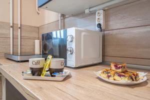 um balcão de cozinha com um prato de comida e um micro-ondas em Apartment in Budapest 44894 em Budapeste