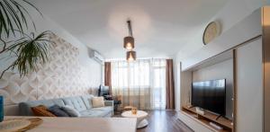 uma sala de estar com um sofá e uma televisão em Apartment in Budapest 44894 em Budapeste