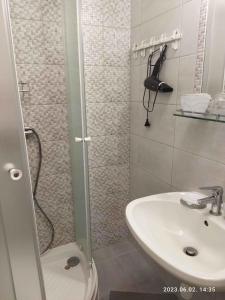 y baño con ducha y lavamanos. en Holiday home in Kisnana - Ostungarn 44896 en Kisnána
