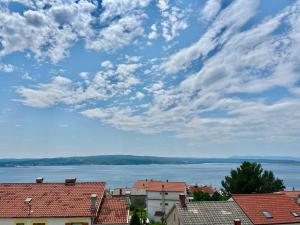 uma vista para uma grande massa de água com edifícios em Apartments in Crikvenica 44153 em Crikvenica