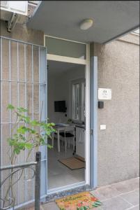 eine offene Tür zu einem Zimmer mit einem Schreibtisch in der Unterkunft Ca Rota house free parking in Lipomo