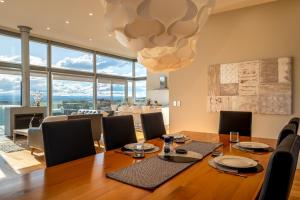 科爾斯灣的住宿－翡翠鳥〜沉浸在天空和大海度假屋，用餐室配有大型木桌和椅子