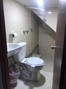 La salle de bains est pourvue de toilettes et d'un lavabo. dans l'établissement HOTEL PUERTO MEXICO 2, à Mexico