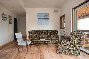 sala de estar con sofá y silla en Private Country Retreat on 80 acres 