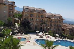 Vista de la piscina de Wyndham Kusadasi Golf&Spa 2 1 Butik Şık Tatil Evi C 233 o alrededores