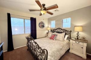 una camera con letto e ventilatore a soffitto di La Posada de Lucy, LLC a Phoenix