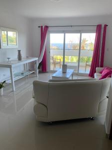 a living room with a couch and a table at Apartamento frente al Mar in La Francia