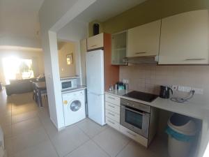 2 Bedroom Maisonette Mandria Paphos Cyprus tesisinde mutfak veya mini mutfak
