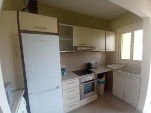 Een keuken of kitchenette bij 2 Bedroom Maisonette Mandria Paphos Cyprus