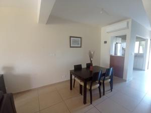 2 Bedroom Maisonette Mandria Paphos Cyprus في Paphos: غرفة طعام مع طاولة وكراسي