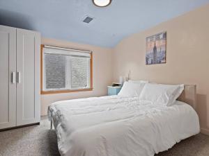 a bedroom with a large white bed and a window at Convenient 5 bedroomMetro Milwaukee Brewers! in West Allis