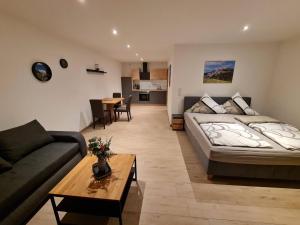 sala de estar con sofá y mesa en Ferienwohnung Resch, en Ramsau