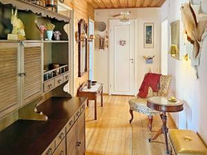 cocina con mesa y silla en una habitación en Holiday home NYNÄSHAMN, en Nynäshamn