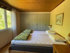 een slaapkamer met 2 bedden in een kamer bij Holiday home Nösund IX in Nösund