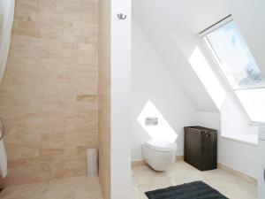 bagno con servizi igienici e finestra. di Holiday home Tisvildeleje XVII a Tisvildeleje