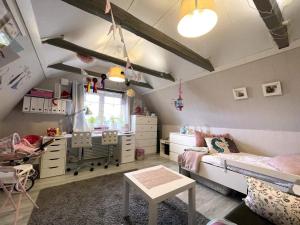 Camera per bambini con letto e scrivania di Holiday home Vikingstad a Vikingstad